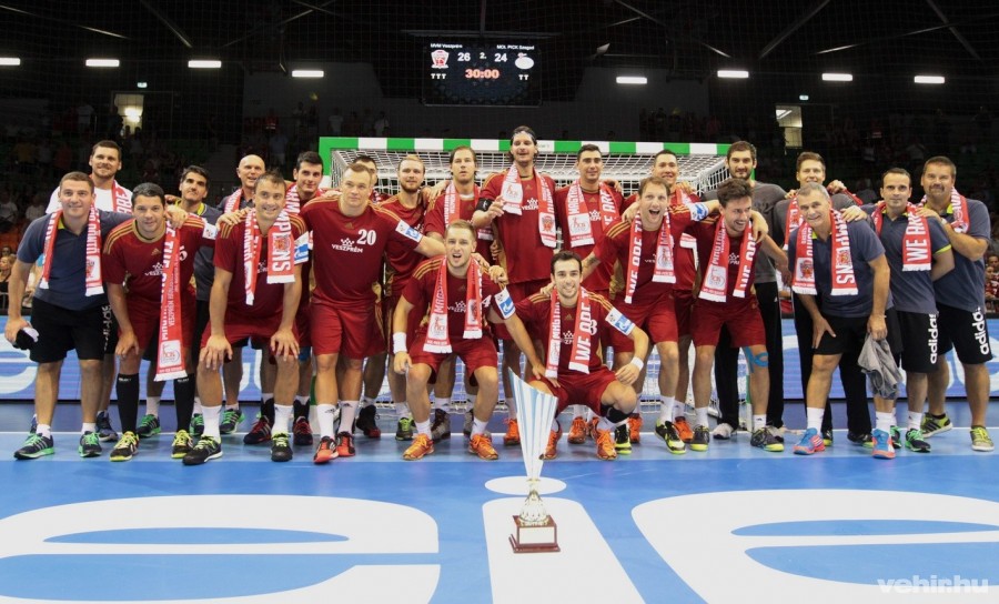 A Veszprém játékosai ünnepelnek a férfi kézilabda Szuperkupa MVM-Veszprém - MOL-Pick Szeged találkozója végén a győri Audi Arénában 2015. augusztus 29-én. A címvédő Veszprém 26-24-re győzött a Szeged ellen. MTI Fotó: Kovács Anikó 