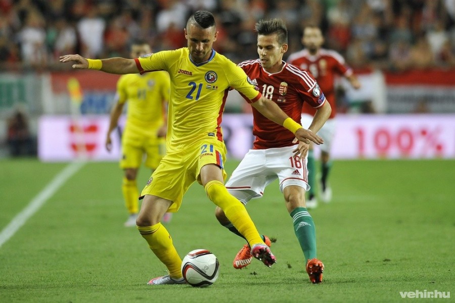 A román Grigore Dragos (b) és Stieber Zoltán a Magyarország - Románia labdarúgó Európa-bajnoki selejtező mérkőzésen Budapesten, a Groupama Arénában 2015. szeptember 4-én. MTI Fotó: Czeglédi Zsolt