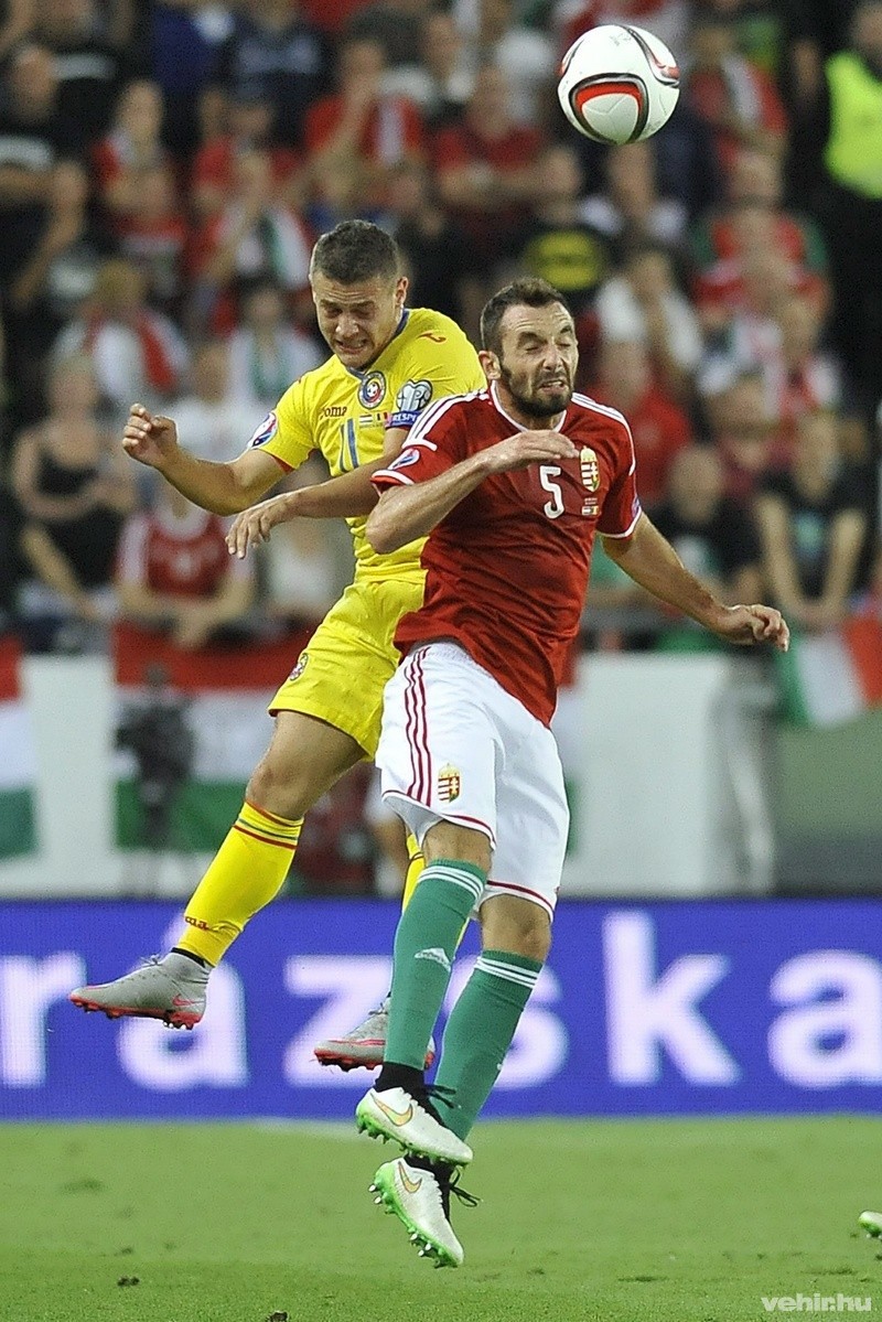 A román Gabriel Torje (b) és Fiola Attila a Magyarország - Románia labdarúgó Európa-bajnoki selejtező mérkőzésen Budapesten, a Groupama Arénában 2015. szeptember 4-én. MTI Fotó: Czeglédi Zsolt