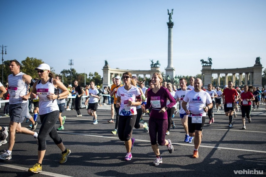 Résztvevők a 30. Wizz Air Budapest Félmaratonon a Hősök terén 2015. szeptember 13-án. MTI Fotó: Marjai János 