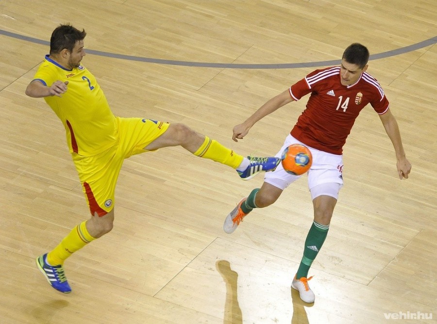 A román Robert Florin Mate (b) és Gál István a Magyarország - Románia futsal Európa-bajnoki pótselejtező visszavágó mérkőzésen a debreceni Főnix Csarnokban 2015. szeptember 22-én. MTI Fotó: Czeglédi Zsolt 