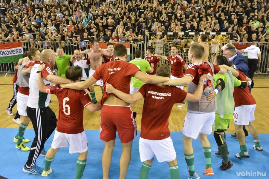 A magyar válogatott játékosai ünneplik győzelmüket a Magyarország - Románia futsal Európa-bajnoki pótselejtező visszavágó mérkőzés végén a debreceni Főnix Csarnokban 2015. szeptember 22-én. A magyar válogatott a hosszabbítás utolsó másodpercében szerzett góllal 4-3-ra győzött, ezzel 6-5-ös összesítéssel megnyerte a pótselejtezős párharcot, és kijutott a februári szerbiai Európa-bajnokságra. MTI Fotó: Czeglédi Zsolt 