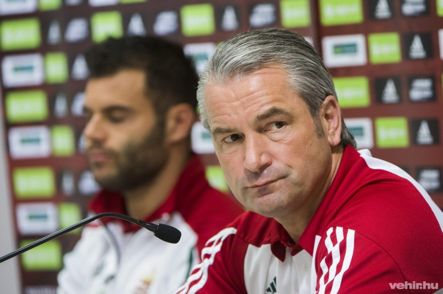 Bernd Storck, magyar labdarúgó-válogatott szövetségi kapitánya (j) és Nikolics Nemanja, a csapat játékosa a Feröer-szigetek elleni Európa-bajnoki selejtezőmérkőzés előtti sajtótájékoztatón a Groupama Arénában 2015. október 7-én. MTI Fotó: Illyés Tibor