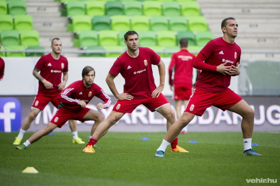 Lovrencsics Gergő, Márkvárt Dávid, Böde Dániel és Juhász Roland, a magyar labdarúgó-válogatott tagjai a Feröer-szigetek elleni Európa-bajnoki selejtezőmérkőzés előtti edzésen a Groupama Arénában 2015. október 7-én. MTI Fotó: Illyés Tibor