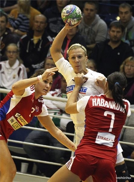 Dabas, 2015. október 8. Triscsuk Krisztina (k) valamint a szlovák Karin Bujnochova (b) és Veronika Habankova a Magyarország-Szlovákia női kézilabda Európa-bajnoki selejtezőmérkőzésen Dabason, az OBO Arénában 2015. október 8-án. MTI Fotó: Kovács Anikó