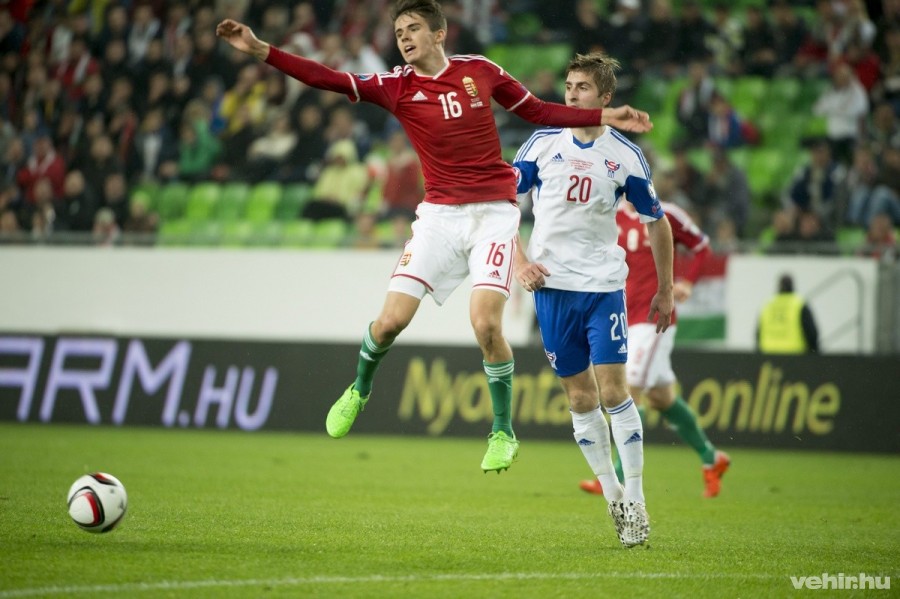 Nagy Ádám (b) és a feröeri Róaldur Jakobsen a Magyarország - Feröer-szigetek labdarúgó Európa-bajnoki selejtezőmérkőzésen a Groupama Arénában 2015. október 8-án. MTI Fotó: Koszticsák Szilárd