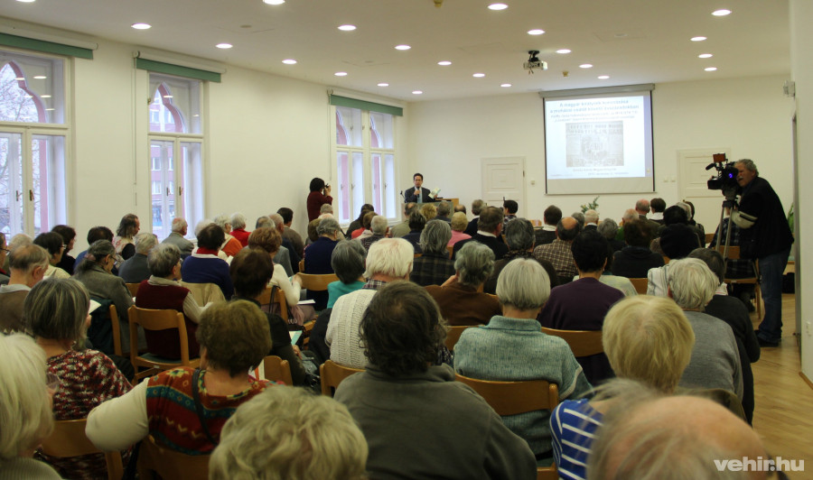 Pálffy Géza a magyar királynék koronázásáról tartott előadása közben