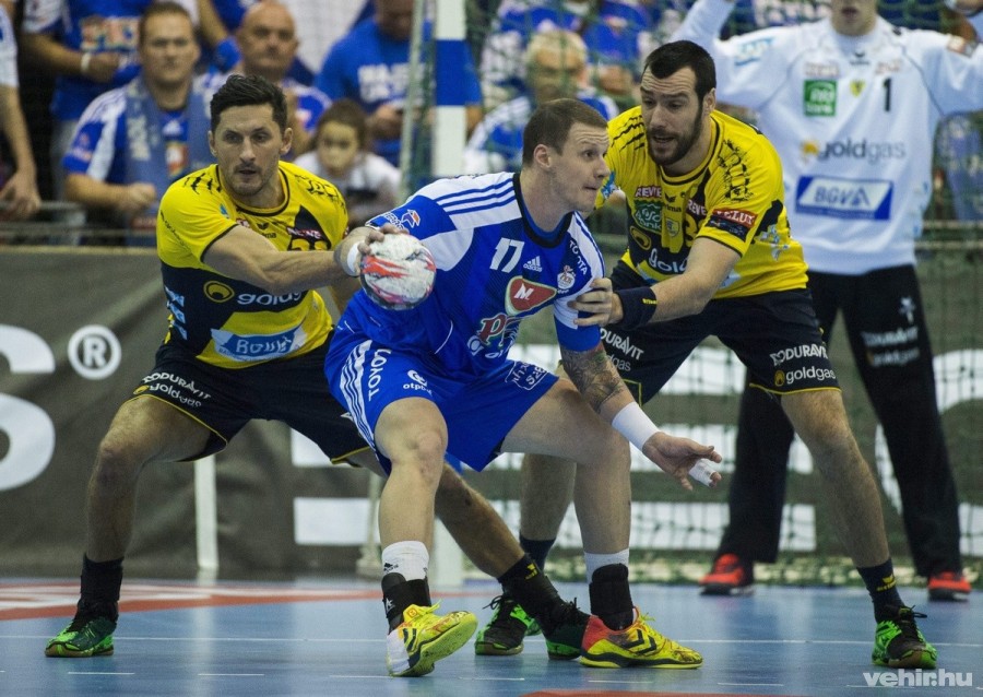 Zubai Szabolcs (k), a szeged játékosa, valamint Alexander Petersson (b) és Gedeon Guardiola Villaplana (j) a Pick Szeged - Rhein-Neckar Löwen Bajnokok Ligája férfi kézilabda-mérkőzésen, a szegedi városi sportcsarnokban 2015. december 5-én. MTI Fotó: Illyés Tibor 