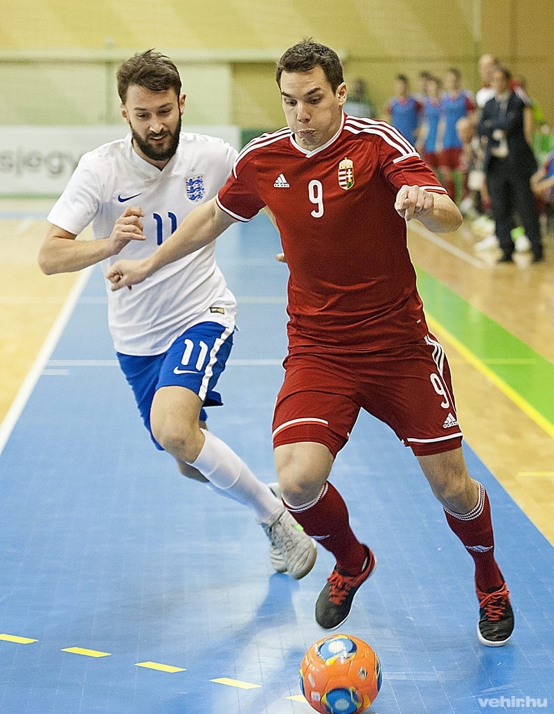 Rábl János (j) és az angol Richard Ward a futsal világbajnoki selejtező első fordulójában játszott Magyarország - Anglia mérkőzésen a győri Magvassy Mihály sportcsarnokban 2015. december 11-én. MTI Fotó: Krizsán Csaba