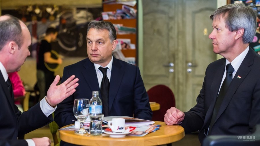 Orbán Viktor Porga Gyulával és Némedi Lajossal az Incognito kávézóban