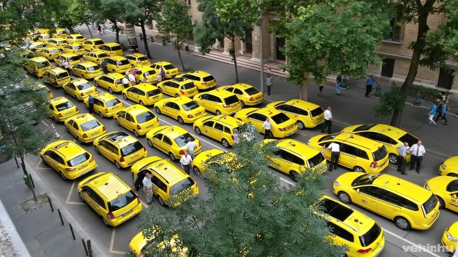 Taxisok tüntetnek Budapesten. / fotó: 444.hu