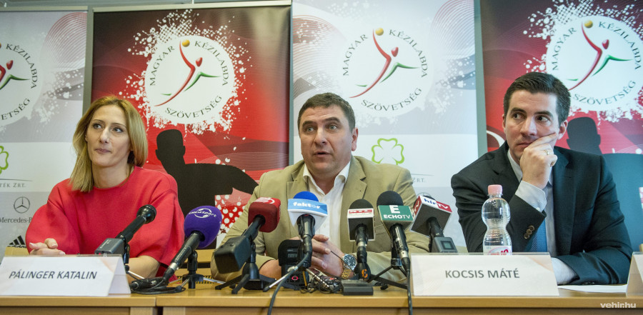 Pálinger Katalin, a szövetség női szakági alelnöke, Elek Gábor, a női kézilabda-válogatott szövetségi kapitánya és Kocsis Máté, az MKSZ elnöke (b-j) a Magyar Kézilabda Szövetség (MKSZ) sajtótájékoztatóján a fővárosi Módusz Irodaházban 2016. február 2-án. Elek Gábort és Ambros Martint nevezte ki a női kézilabda-válogatott kapitányainak az MKSZ, amely közös megegyezéssel szerződést bontott Talant Dujshebaevvel, a férfi válogatott szakvezetőjével. MTI Fotó: Illyés Tibor