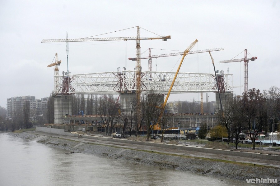 Az épülő budapesti Dagály Úszóaréna a 44 méter magasan lévő acél tetőszerkezettel 2016. február 19-én. A 2017-es vizes világbajnokság központi létesítményének tetőszerkezete február 18-án éjjel hidraulikus pumpák segítségével egyben került a helyére a tervezettnél hat héttel korábban. A rekordidő alatt épülő úszóarénát magyarok tervezik és építik. MTI Fotó: Bruzák Noémi