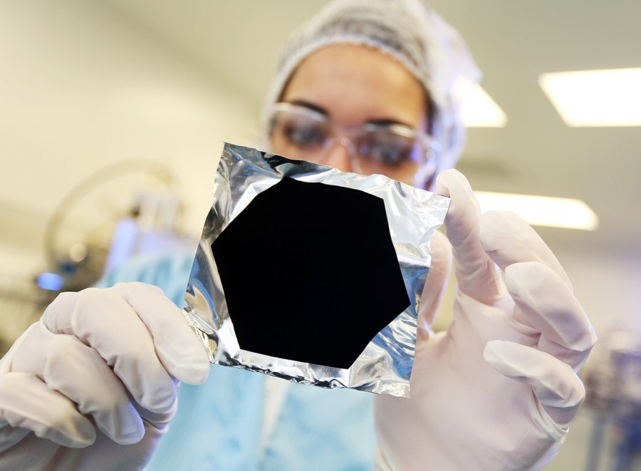 A Vantablack mellett a hagyományos fekete csak sötétszürkének tűnik