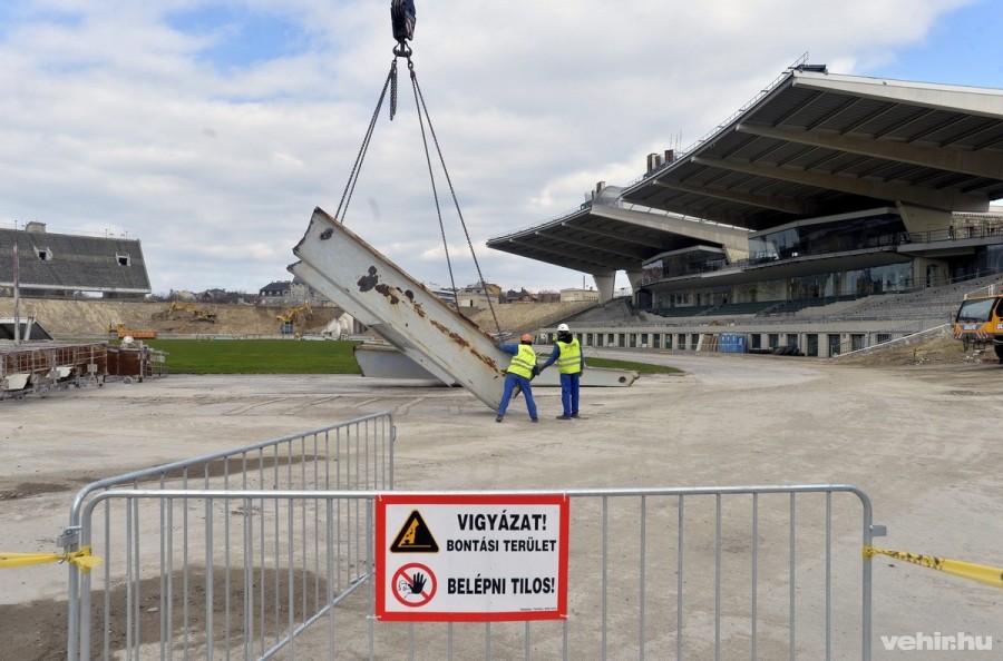 Bontják a budapesti Puskás Ferenc Stadiont 2016. március 21-én. A tervek szerint nyolc hónapig tart az 1953-ban átadott stadion bontása. Az új aréna építése decemberben kezdődhet el és 2019-ben fejeződik be. MTI Fotó: Máthé Zoltán