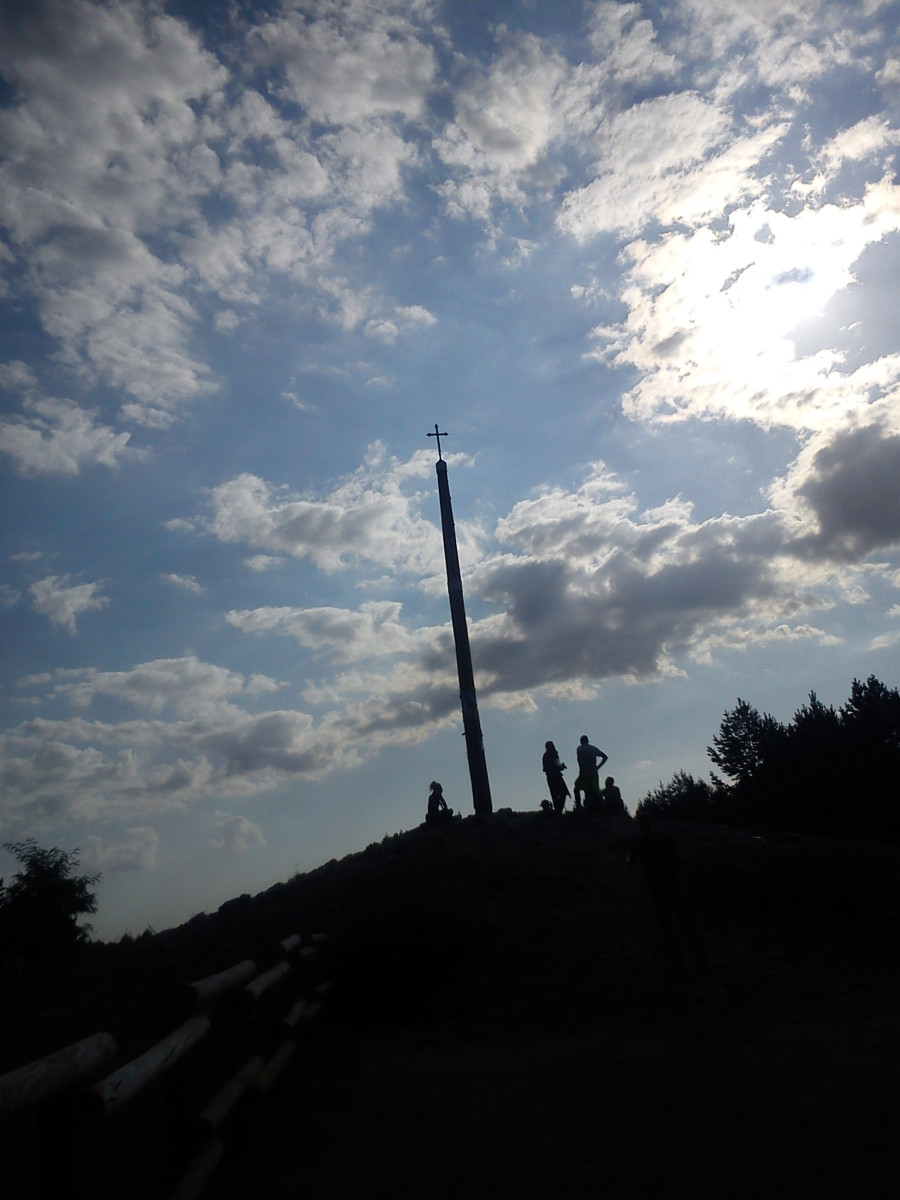 A cruz de ferro ahol a zarándokok az otthonról vitt köveiket mint terheket lerakják