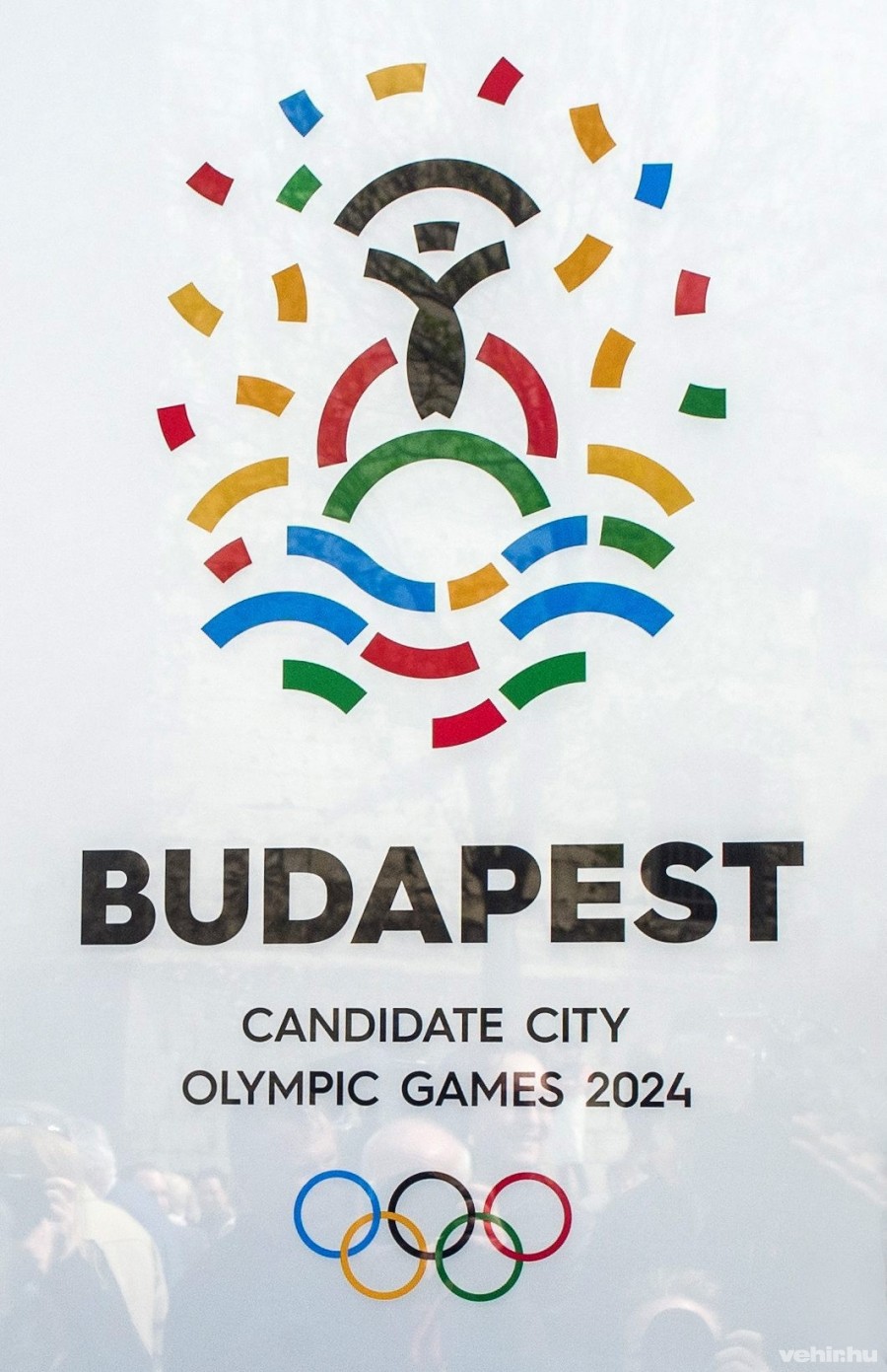 A 2024-es olimpiára és paralimpiára kandidáló Budapest pályázati emblémája az ünnepélyes bemutatón a Gellért-hegyen 2016. április 14-én. A Graphasel designstúdió által tervezett emblémának a meghatározó elemei a Szabadság-szobor, a víz és az olimpiai ötkarika, utóbbi azonban nem a klasszikus formában, hanem 