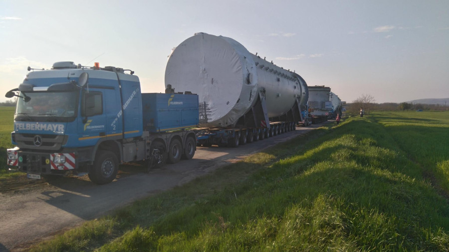 A szállítmány Inotánál- a képet köszönjük olvasónknak, Mártának.