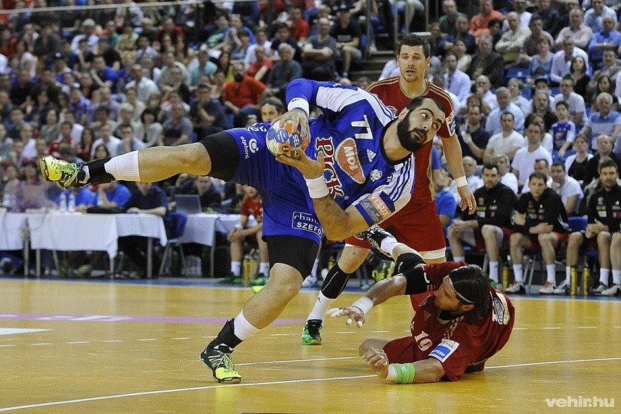 A szegedi Vladimir Vranjes (b) valamint a veszprémi Mirsad Terzic (k) és Nagy László (lent) a férfi kézilabda Magyar Kupa döntőjében játszott MOL-Pick Szeged - MVM Veszprém mérkőzésen a debreceni Főnix Csarnokban 2016. április 17-én. MVM Veszprém - MOL-Pick Szeged 27-26. MTI Fotó: Czeglédi Zsolt