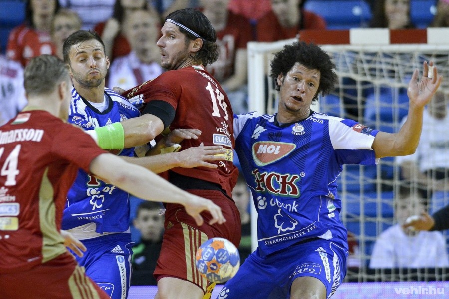 A veszprémi Aron Palmarsson (b) és Nagy László (b3), valamint a szegedi Ancsin Gábor (b2) és Thiagus Petrus Goncalves a férfi kézilabda Magyar Kupa döntőjében játszott MOL-Pick Szeged - MVM Veszprém mérkőzésen a debreceni Főnix Csarnokban 2016. április 17-én. MVM Veszprém - MOL-Pick Szeged 27-26. MTI Fotó: Czeglédi Zsolt 