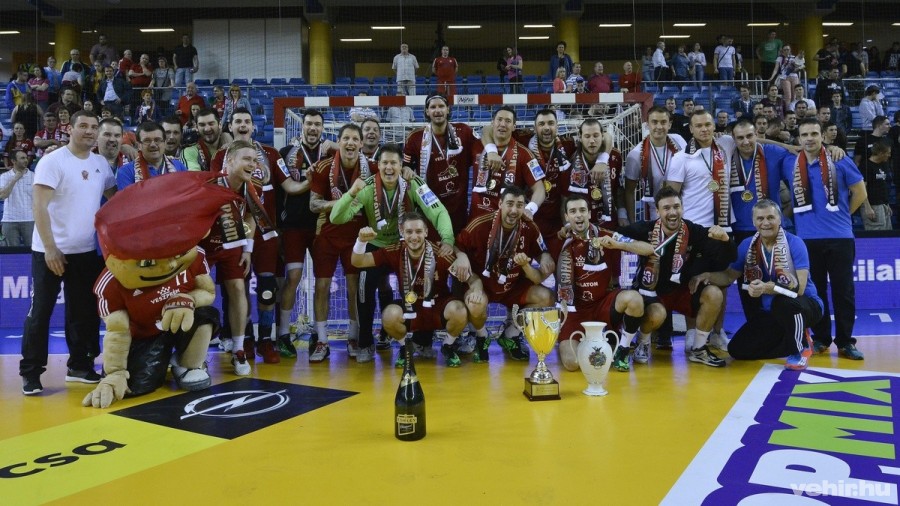 Az MVM Veszprém játékosai ünnepelnek, miután a férfi kézilabda Magyar Kupa döntőjében 27-26-ra legyőzték a MOL-Pick Szeged csapatát a debreceni Főnix Csarnokban 2016. április 17-én. A veszprémi csapat 25. alkalommal nyerte meg a Magyar Kupát. MTI Fotó: Czeglédi Zsolt