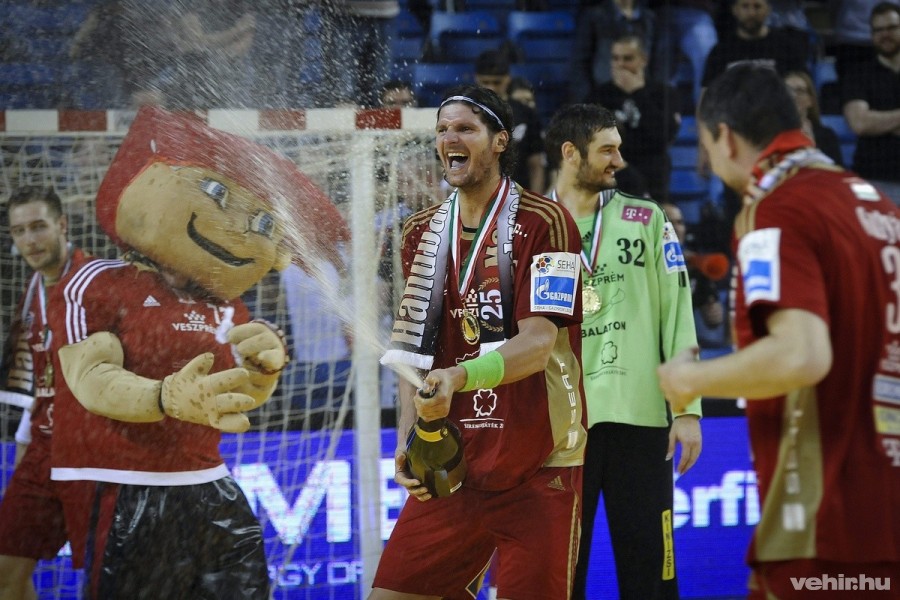 Nagy László, az MVM Veszprém csapatkapitánya pezsgővel ünnepel, miután csapata a férfi kézilabda Magyar Kupa döntőjében 27-26-ra legyőzte a MOL-Pick Szegedet a debreceni Főnix Csarnokban 2016. április 17-én. A veszprémi csapat 25. alkalommal nyerte meg a Magyar Kupát. MTI Fotó: Czeglédi Zsolt