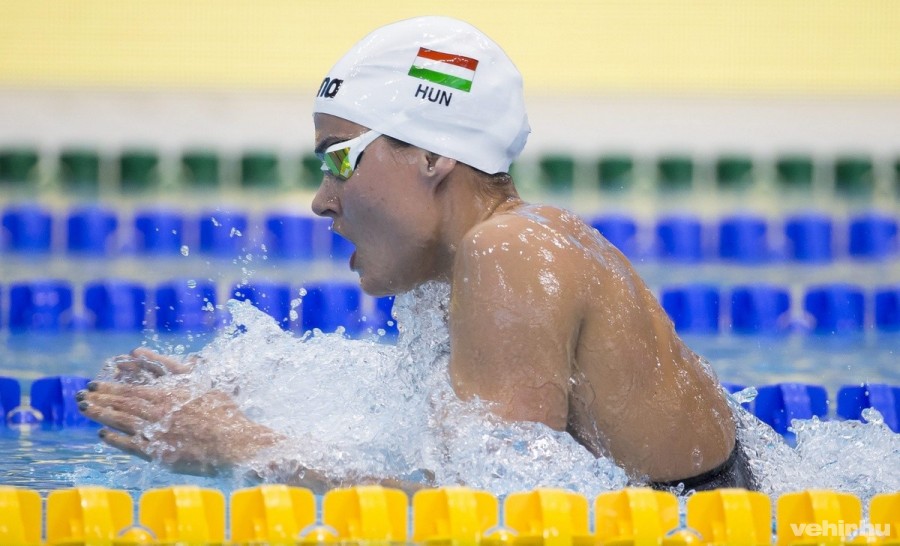 A későbbi bronzérmes Jakabos Zsuzsanna a 400 méteres vegyes úszás döntőjében a 32. úszó, műugró és szinkronúszó Európa-bajnokságon a London Aquatics Centerben 2016. május 16-án. MTI Fotó: Kovács Anikó