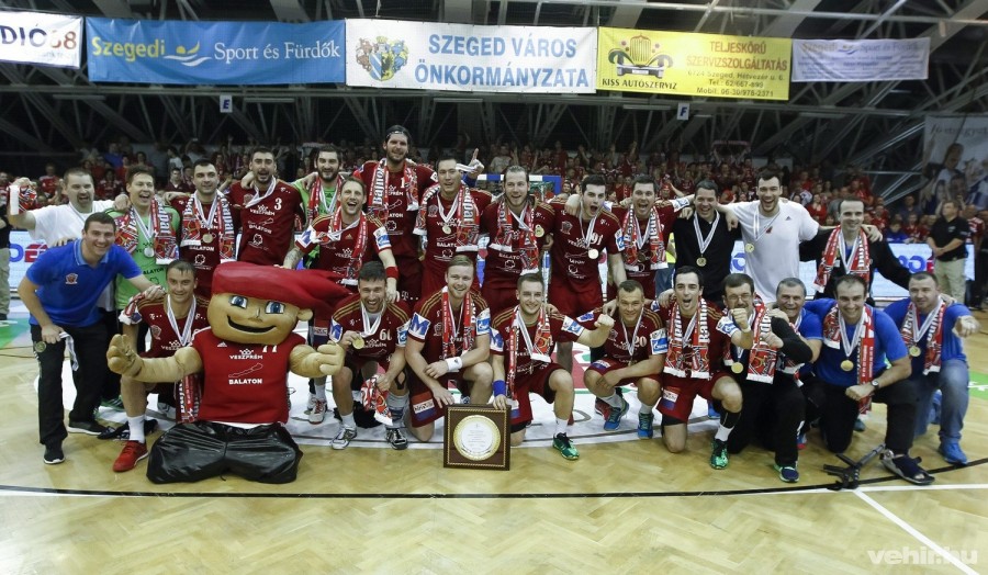 A veszprémi csapat örül a bajnoki győzelemnek a K&H férfi liga MOL-Pick Szeged - MVM Veszprém kézilabda-mérkőzés után a szegedi városi sportcsarnokban 2016. május 21-én. A mérkőzés 26-26 döntetlennel zárult, ezzel a Veszprém 24-edszer lett bajnok. MTI Fotó: Kovács Anikó