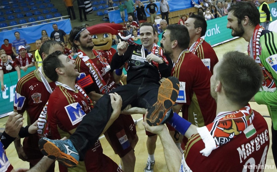 A veszprémi vezetőedzőt, Javier Sabatet emelik a magasba a bajnoki győzelemnek örülő játékosok a K&H férfi liga MOL-Pick Szeged - MVM Veszprém kézilabda-mérkőzés után a szegedi városi sportcsarnokban 2016. május 21-én. A mérkőzés 26-26 döntetlennel zárult, ezzel a Veszprém 24-edszer lett bajnok. MTI Fotó: Kovács Anikó