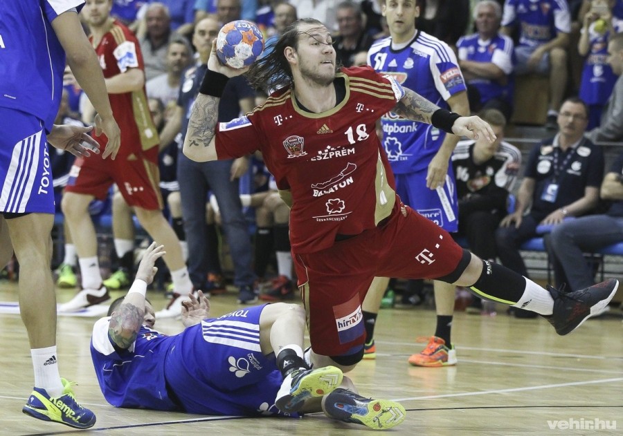 A veszprémi Andreas Nilsson (k) és a szegedi Zubai Szabolcs (lent) a K&H férfi liga rájátszásában, a MOL-Pick Szeged - MVM Veszprém kézilabda-mérkőzésen, a szegedi városi sportcsarnokban 2016. május 21-én. MTI Fotó: Kovács Anikó