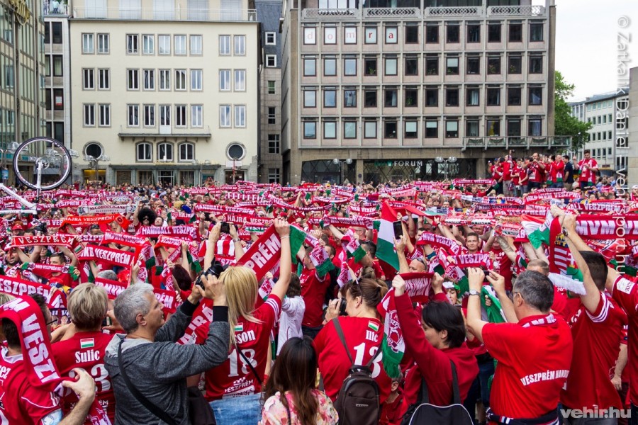 Egy évvel ezelőtt is óriási tömeg gyűlt össze a dómnál