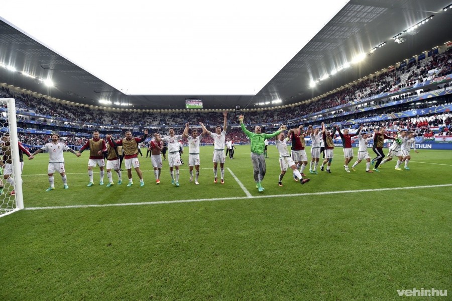 A magyar válogatott tagjai ünnepelnek, miután 2-0-ra legyőzték Ausztria csapatát a franciaországi labdarúgó Európa-bajnokság F csoportja első fordulójában játszott mérkőzésen a Bordeaux-i Stadionban 2016. június 14-én. MTI Fotó: Illyés Tibor 