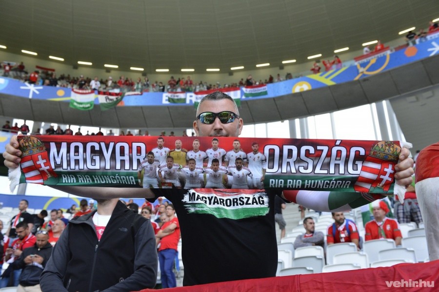 Magyar szurkolók 2016. június 14-én a franciaországi labdarúgó Európa-bajnokságon, a Bordeaux-i Stadionban az Ausztria - Magyarország mérkőzés előtt. MTI Fotó: Illyés Tibor 