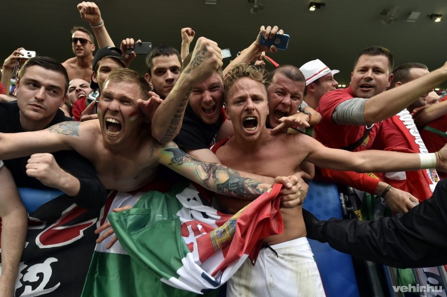 Dzsudzsák Balázs a szurkolók között, miután a magyar válogatott 2-0-ra legyőzte Ausztria csapatát a franciaországi labdarúgó Európa-bajnokság F csoportja első fordulójában játszott mérkőzésen a Bordeaux-i Stadionban 2016. június 14-én. MTI Fotó: Illyés Tibor 