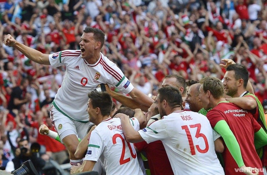 Szalai Ádám (b) és a magyar labdarúgó-válogatott tagjai ünnepelnek, miután 1-1-es döntetlent játszottak a franciaországi labdarúgó Európa-bajnokság F csoportja második fordulójában játszott Izland - Magyarország mérkőzésen a marseille-i Velodrome Stadionban 2016. június 18-án. MTI Fotó: Illyés Tibor 