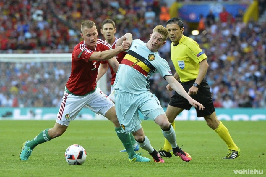 Lang Ádám (b) és a belga Kevin De Bruyne a franciaországi labdarúgó Európa-bajnokság nyolcaddöntőjének Magyarország - Belgium mérkőzésén a toulouse-i Municipal Stadionban 2016. június 26-án. MTI Fotó: Illyés Tibor