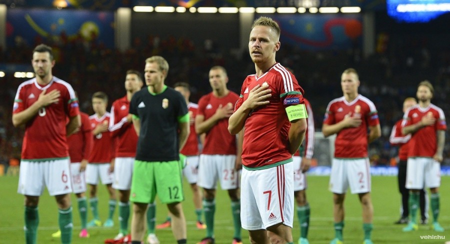 Dzsudzsák Balázs (elöl) a franciaországi labdarúgó Európa-bajnokság nyolcaddöntőjében játszott Magyarország - Belgium mérkőzés végén a toulouse-i Municipal Stadionban 2016. június 26-án. A magyar válogatott 4-0-ra kikapott Belgiumtól, így kiesett. MTI Fotó: Illyés Tibor