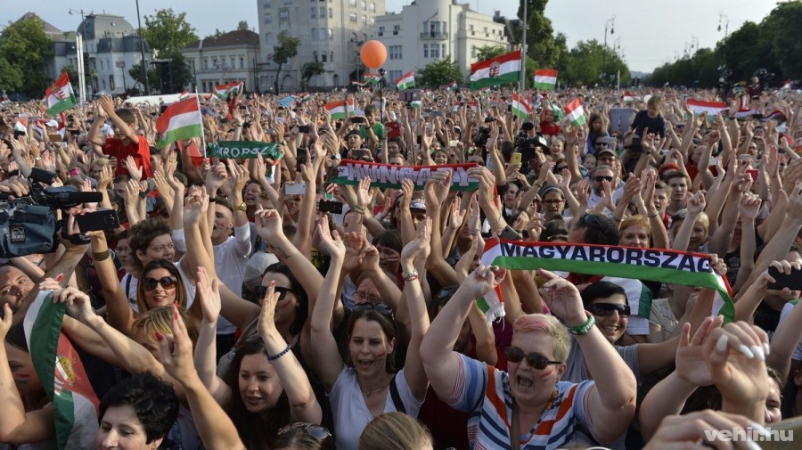 Szurkolók a franciaországi labdarúgó Európa-bajnokságról hazatérő magyar labdarúgó-válogatott ünneplésén a fővárosi Hősök terén 2016. június 27-én. Az előző napon a csapat kikapott Belgiumtól a nyolcaddöntőben, így kiesett. MTI Fotó: Koszticsák Szilárd