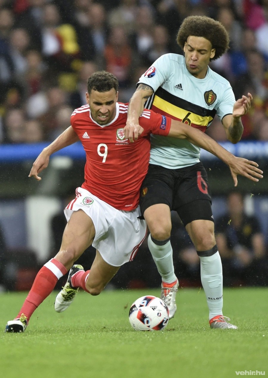 A walesi Hal Robson-Kanu (b) és a belga Axel Witsel a franciaországi labdarúgó Európa-bajnokság negyeddöntőjében játszott Wales - Belgium mérkőzésen Lille-ben 2016. július 1-jén. MTI Fotó: Illyés Tibor