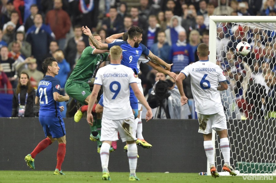 A francia Olivier Giroud (k) gólt fejel a franciaországi labdarúgó Európa-bajnokság negyeddöntőjének Franciaország - Izland mérkőzésén a Saint-Denis-i Stade de France stadionban 2016. július 3-án. MTI Fotó: Illyés Tibor