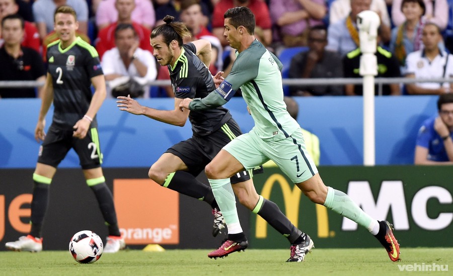 A walesi Gareth Bale (k) és a portugál Cristiano Ronaldo (j) a franciaországi labdarúgó Európa-bajnokság elődöntőjének Portugália - Wales mérkőzésén a lyoni stadionban 2016. július 6-án. Mindkét labdarúgó a Real Madrid játékosa. MTI Fotó: Illyés Tibor