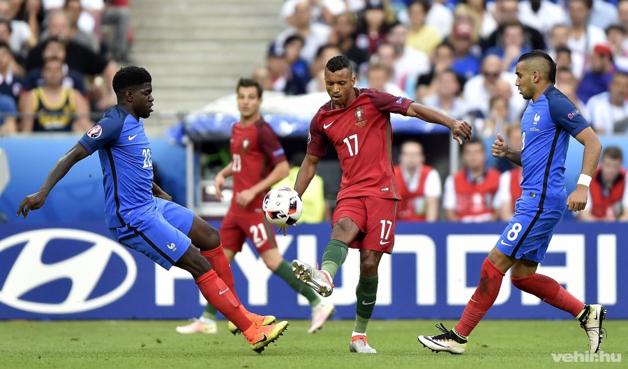 A portugál Nani (k), valamint a francia Samuel Umtiti (b) és Dimitri Payet a franciaországi labdarúgó Európa-bajnokság döntőjében vívott Franciaország - Portugália mérkőzésen a Saint-Denis-i Stade de France stadionban 2016. július 10-én. MTI Fotó: Illyés Tibor