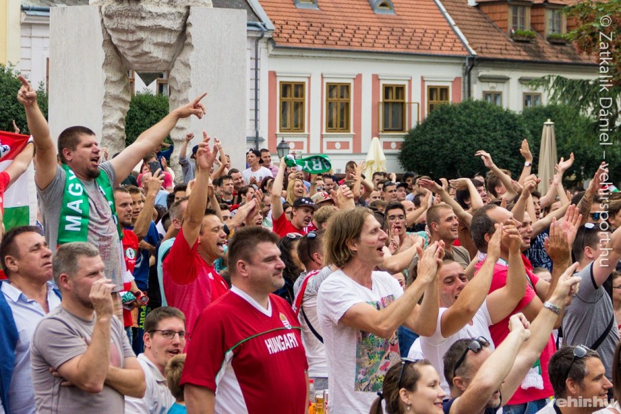 Magyar győzelmet ünneplő tömeg az Óváros téren