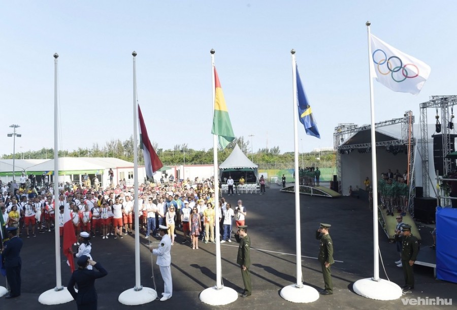 Felvonják a nemzetiszínű lobogót a magyar csapat hivatalos fogadóünnepségén a Rio de Janeiró-i olimpiai faluban 2016. augusztus 4-én, egy nappal a riói nyári olimpia kezdete előtt. MTI Fotó: Kovács Tamás