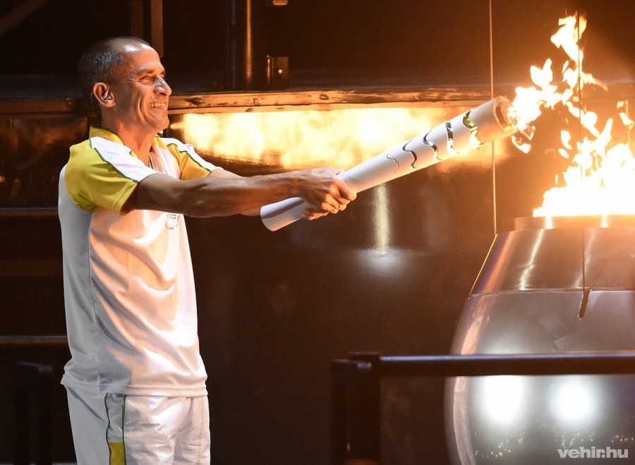 Vanderlei Cordeiro de Lima olimpiai bronzérmes brazil maratoni futó meggyújtja az olimpiai lángot a XXXI. nyári olimpiai játékok megnyitóünnepségén a Rio de Janeiró-i Maracana Stadionban 2016. augusztus 5-én. MTI Fotó: Kovács Tamás