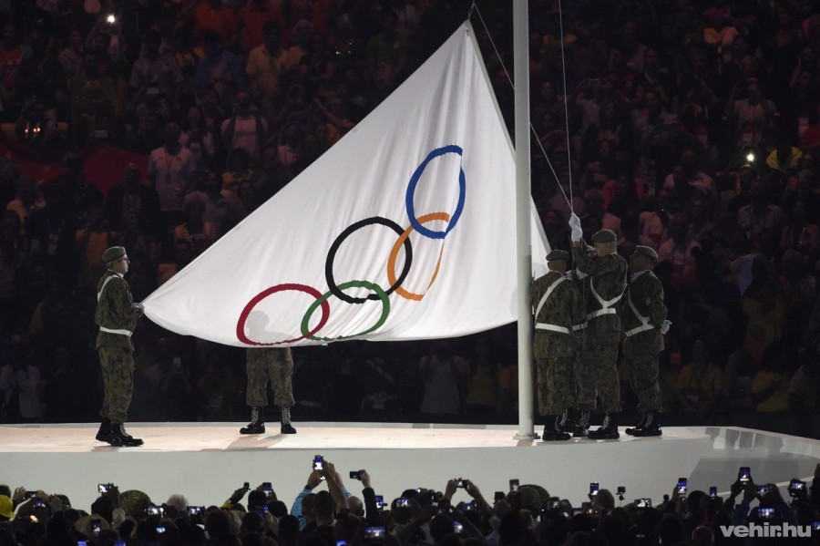 Felvonják az olimpiai zászlót a XXXI. nyári olimpiai játékok megnyitóünnepségén a Rio de Janeiró-i Maracana Stadionban 2016. augusztus 5-én. MTI Fotó: Kovács Tamás 