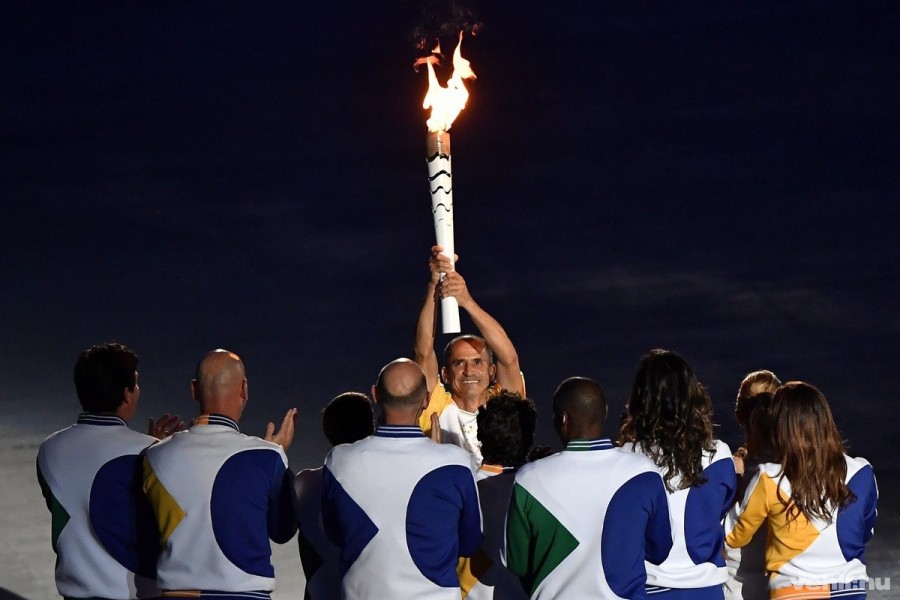 Vanderlei Cordeiro de Lima olimpiai bronzérmes brazil maratoni futó, mielőtt meggyújtja az olimpiai lángot a XXXI. nyári olimpiai játékok megnyitóünnepségén a Rio de Janeiró-i Maracana Stadionban 2016. augusztus 5-én. MTI Fotó: Czeglédi Zsolt 