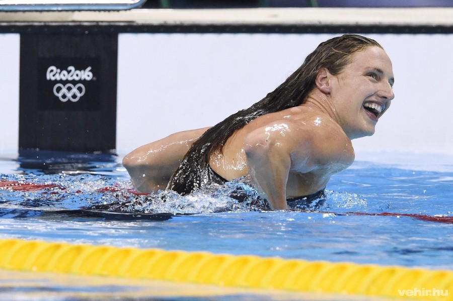 Hosszú Katinka örül, miután világcsúccsal győzött a 2016-os riói nyári olimpia 400 méteres vegyesúszás versenyszámának döntőjében a Rio de Janeiró-i Olimpiai Uszodában 2016. augusztus 6-án. MTI Fotó: Kovács Tamás