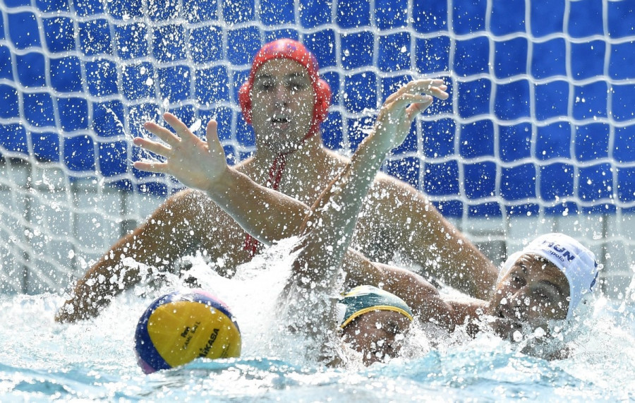 Decker Ádám (j), Decker Attila (hátul, k) és az ausztrál Joe Kayes a riói nyári olimpia férfi vízilabdatornája A csoportjának 2. fordulójában játszott Magyarország - Ausztrália mérkőzésen a Rio de Janeiró-i Maria Lenk Uszodában 2016. augusztus 8-án. MTI Fotó: Illyés Tibor 