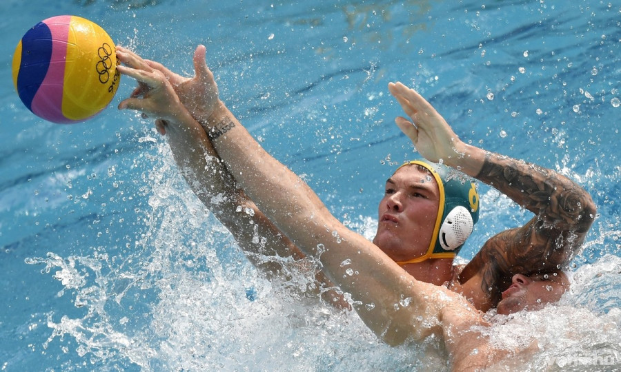 Az ausztrál Aaron Younger (b) és Hárai Balázs a riói nyári olimpia férfi vízilabdatornája A csoportjának 2. fordulójában játszott Magyarország - Ausztrália mérkozésen a Rio de Janeiró-i Maria Lenk Uszodában 2016. augusztus 8-án. A mérkőzés 9-9-es döntetlenre végződött. MTI Fotó: Illyés Tibor